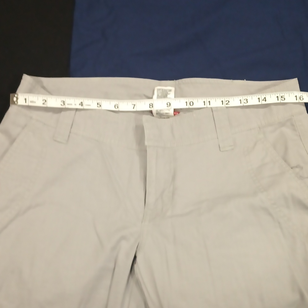 The North Face cargo capri pants, Women's Size 8, Light Gray color - Picture 5 of 15